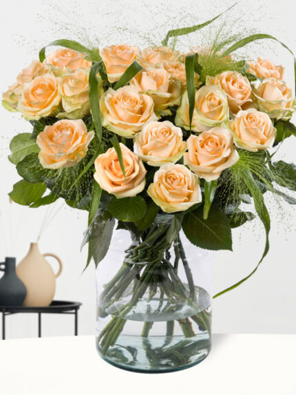 20 salmon-coloured roses with panicum  - Avalanche Peach